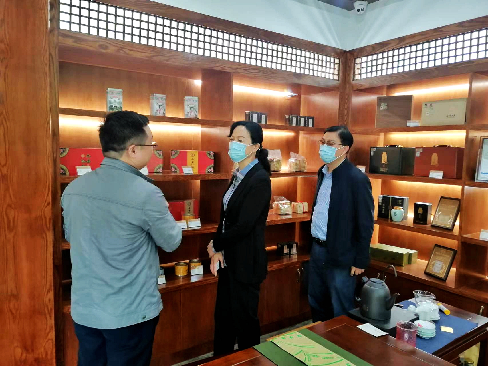 上城区政协黄爱芳主席一行来米兰·网站在线官网-米兰(中国)梅家坞体验中心考察