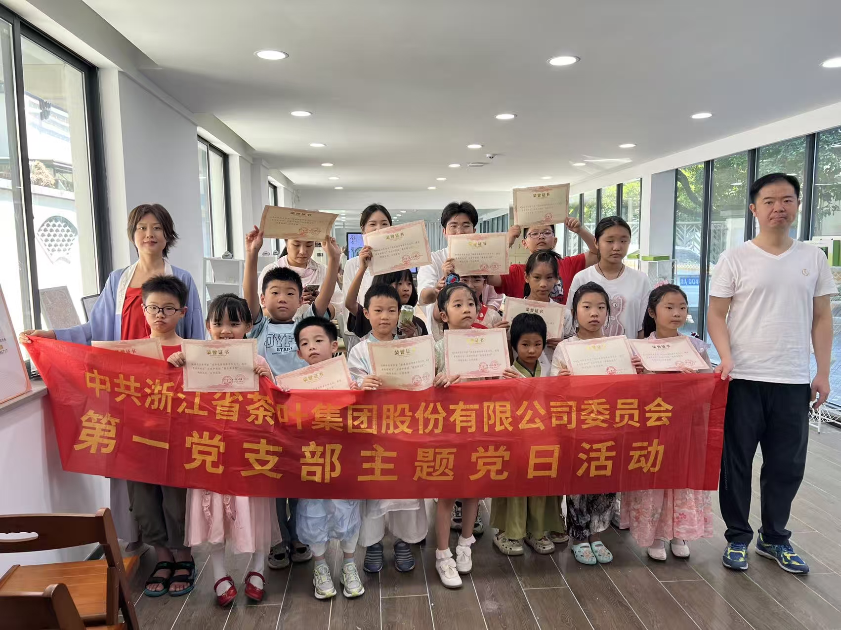 “红邻茶·向未来”-米兰·网站在线官网-米兰(中国)第一党支部与所巷社区党委联合举办青少年暑期茶文化科普活动